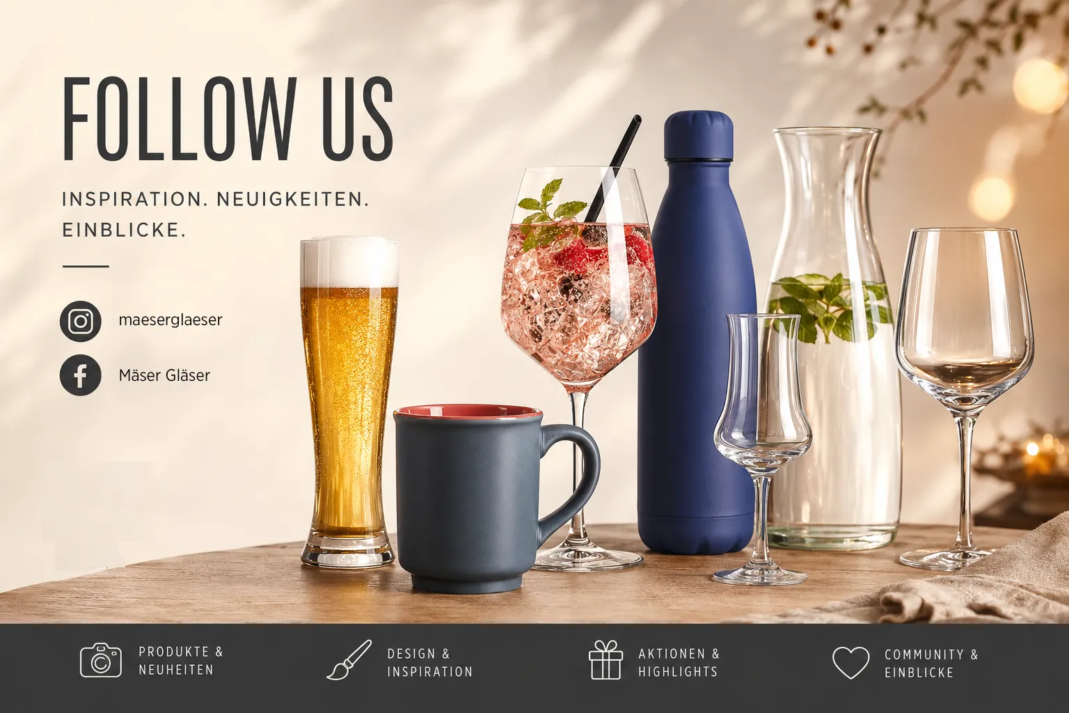 Verschiedene Glaswaren und ein blauer Becher auf einem Holztisch unter einem „Follow Us“-Schild mit Social-Media-Symbolen und Text in deutscher Sprache.