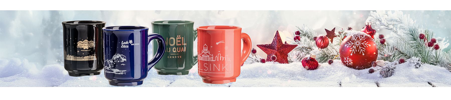 Vier festliche Tassen mit Weihnachtsmarktmotiven in Gold, Weiß, Rot und Schwarz. Verschneiter Hintergrund mit Ornamenten und Tannenzweigen.