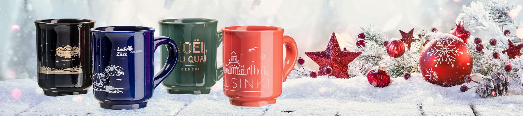 Vier festliche Tassen mit Weihnachtsmarktmotiven in Gold, Weiß, Rot und Schwarz. Verschneiter Hintergrund mit Ornamenten und Tannenzweigen.
