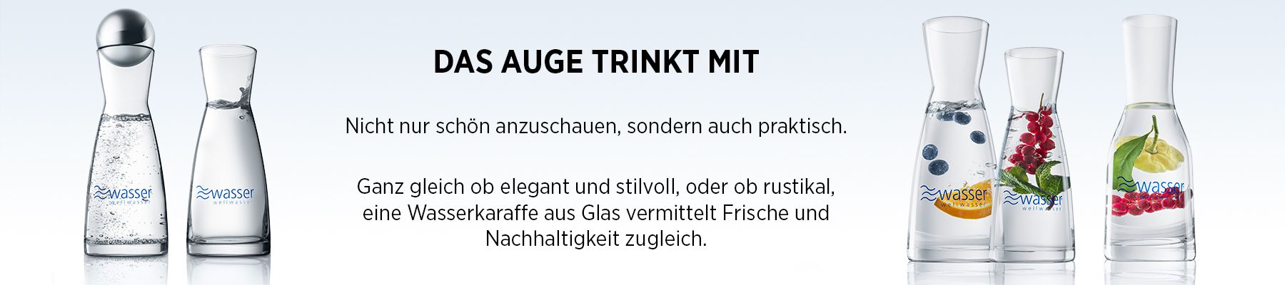 Eine Reihe eleganter Glaskaraffen, einige mit Metalldeckeln, andere mit Früchten und Kräutern darin, vor einem hellen Hintergrund. Deutscher Text oben und unten.