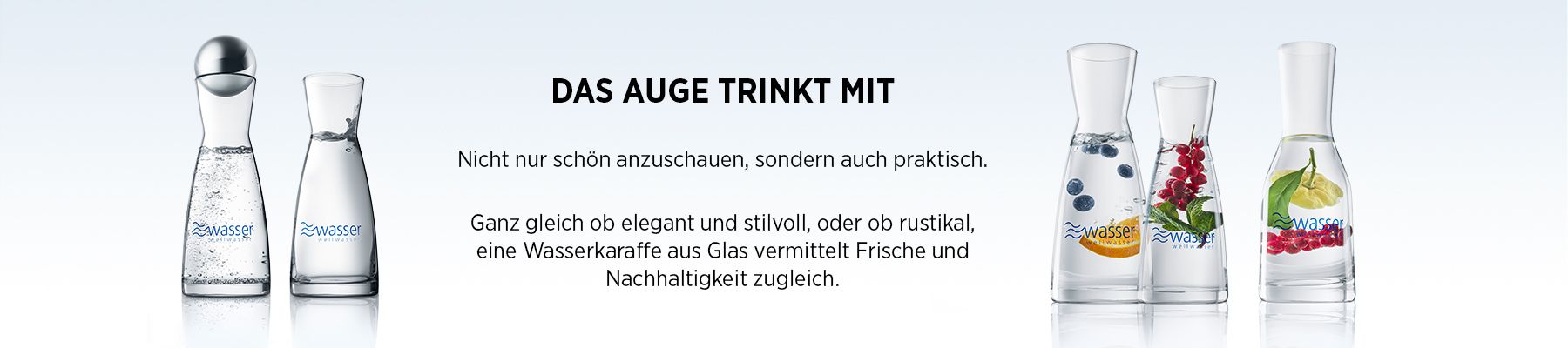 Eine Reihe eleganter Glaskaraffen mit unterschiedlichen Designs und Inhalten, darunter Wasser, Beeren und Zitrusscheiben, präsentiert vor einem hellen Hintergrund.