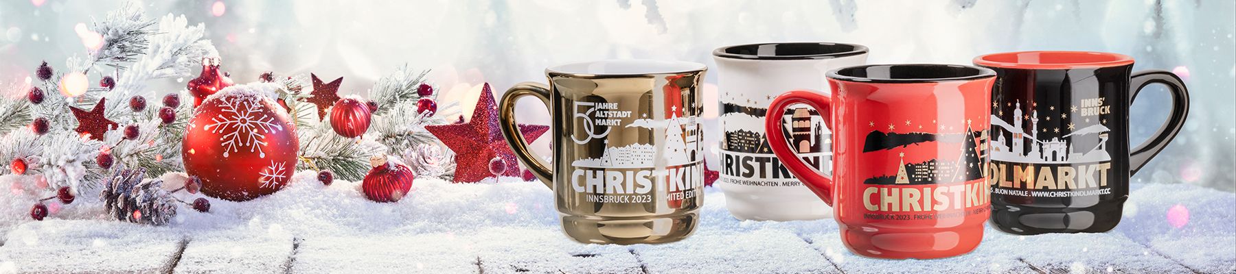 Vier festliche Tassen mit Weihnachtsmarktmotiven in Gold, Weiß, Rot und Schwarz. Verschneiter Hintergrund mit Ornamenten und Tannenzweigen.